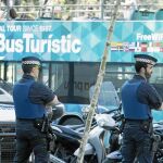 Dos agentes de Policía, ayer, vigilan las calles del centro de Barcelona / Miquel gonzález - Shooting