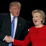 Trump y Clinton se saludan antes del primer debate presidencial