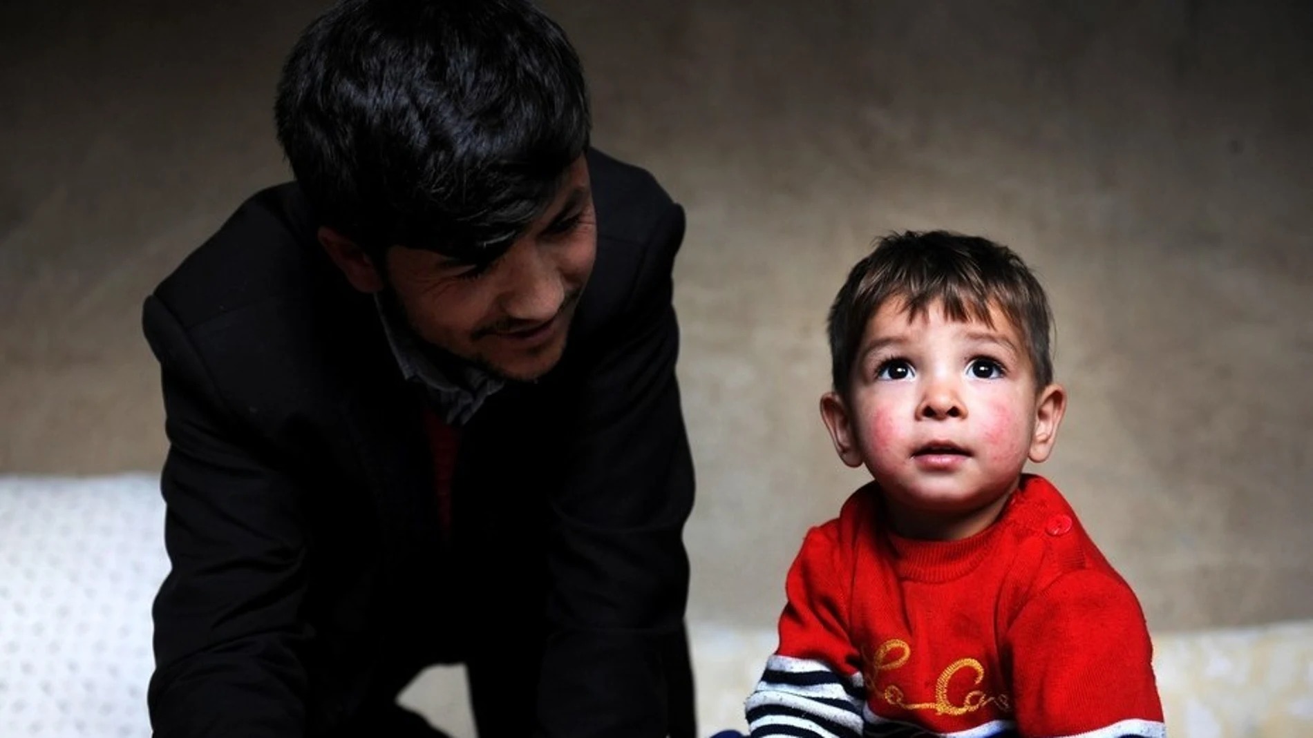 Sayed Asadullah se sienta junto a su hijo, llamado Donald Trump, en su casa en Kabul (Afganistán)