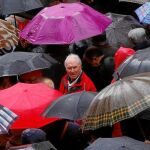 Cientos de jubilados hicieron frente a la lluvia y se manifestaron ayer a las puertas del Ministerio de Hacienda para protestar por la subida del 0,25%