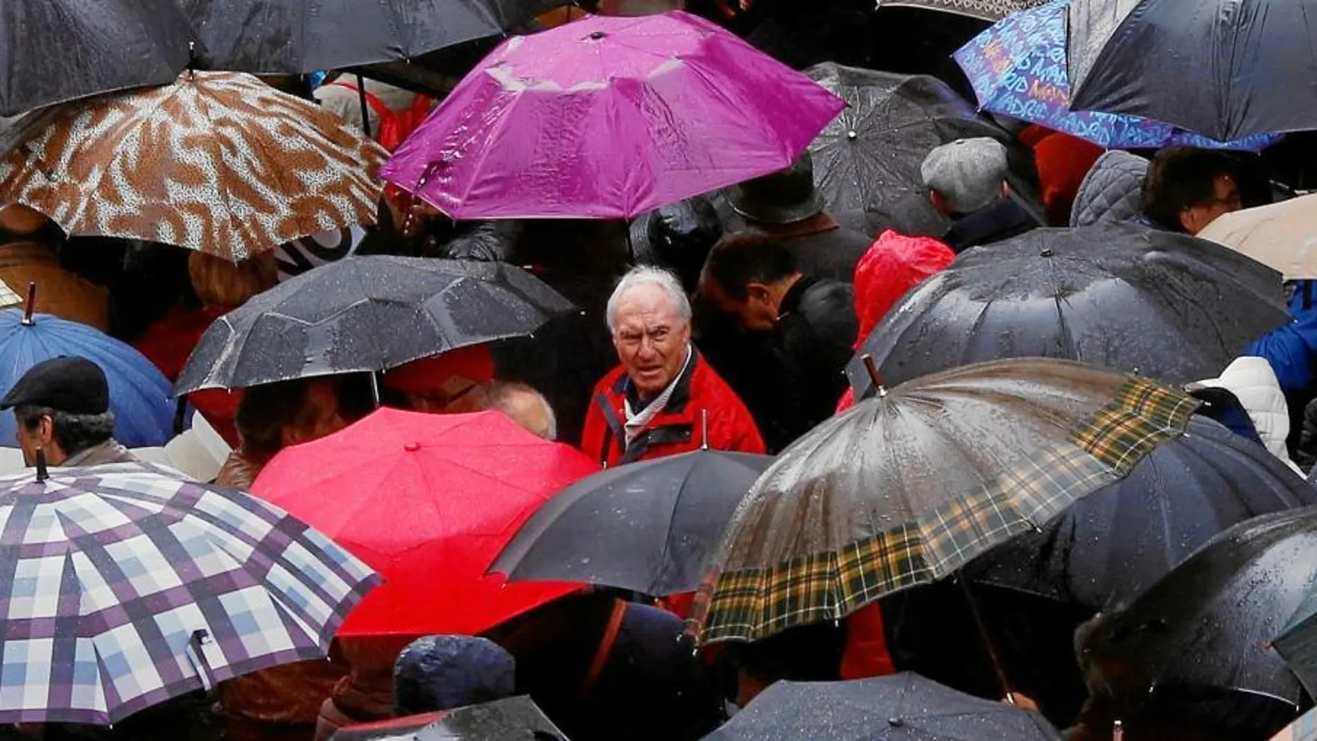 Cientos de jubilados hicieron frente a la lluvia y se manifestaron ayer a las puertas del Ministerio de Hacienda para protestar por la subida del 0,25%