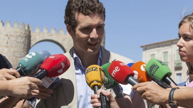 El vicesecretario de Comunicación del Partido Popular, Pablo Casado, atiende a los medios