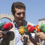 El vicesecretario de Comunicación del Partido Popular, Pablo Casado, atiende a los medios