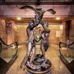 Estatua de Diana de Gales y Dodi Al Fayed en los almacenes Harrods