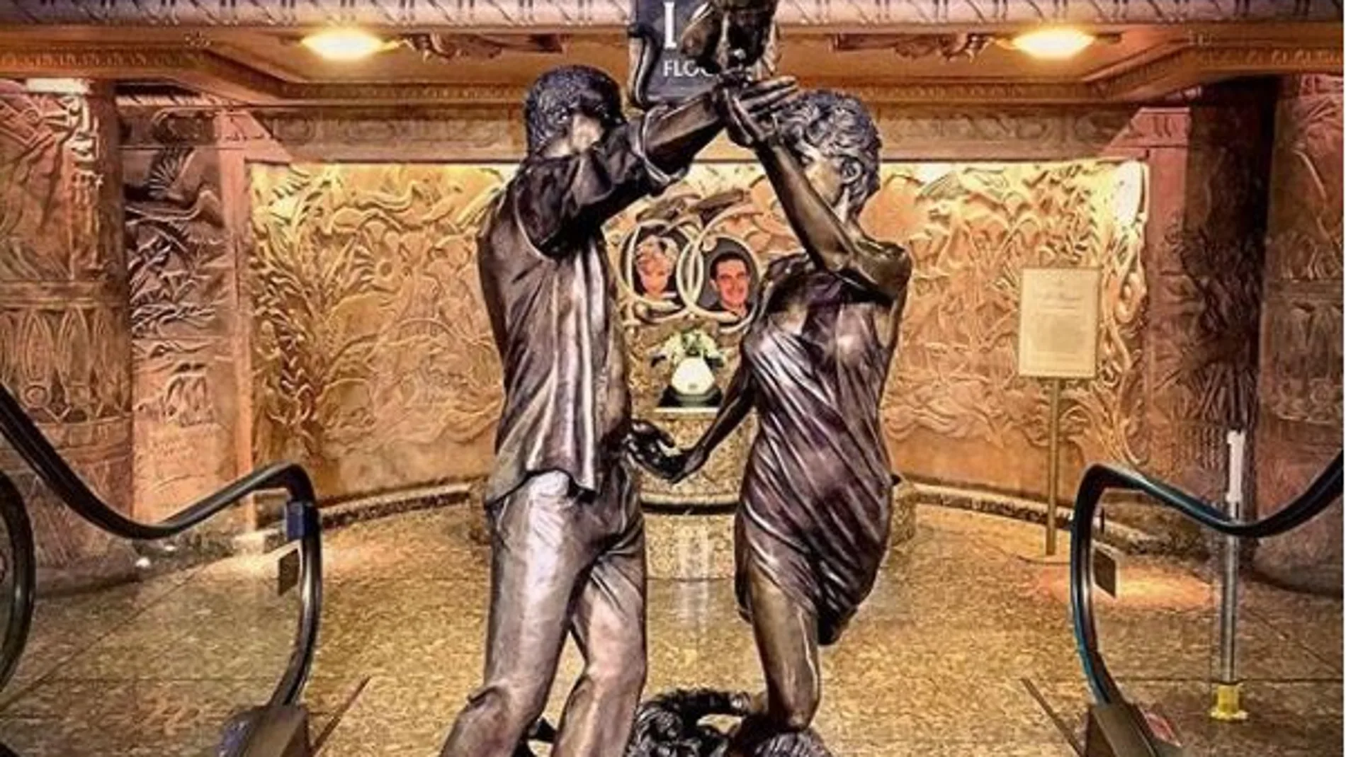 Estatua de Diana de Gales y Dodi Al Fayed en los almacenes Harrods
