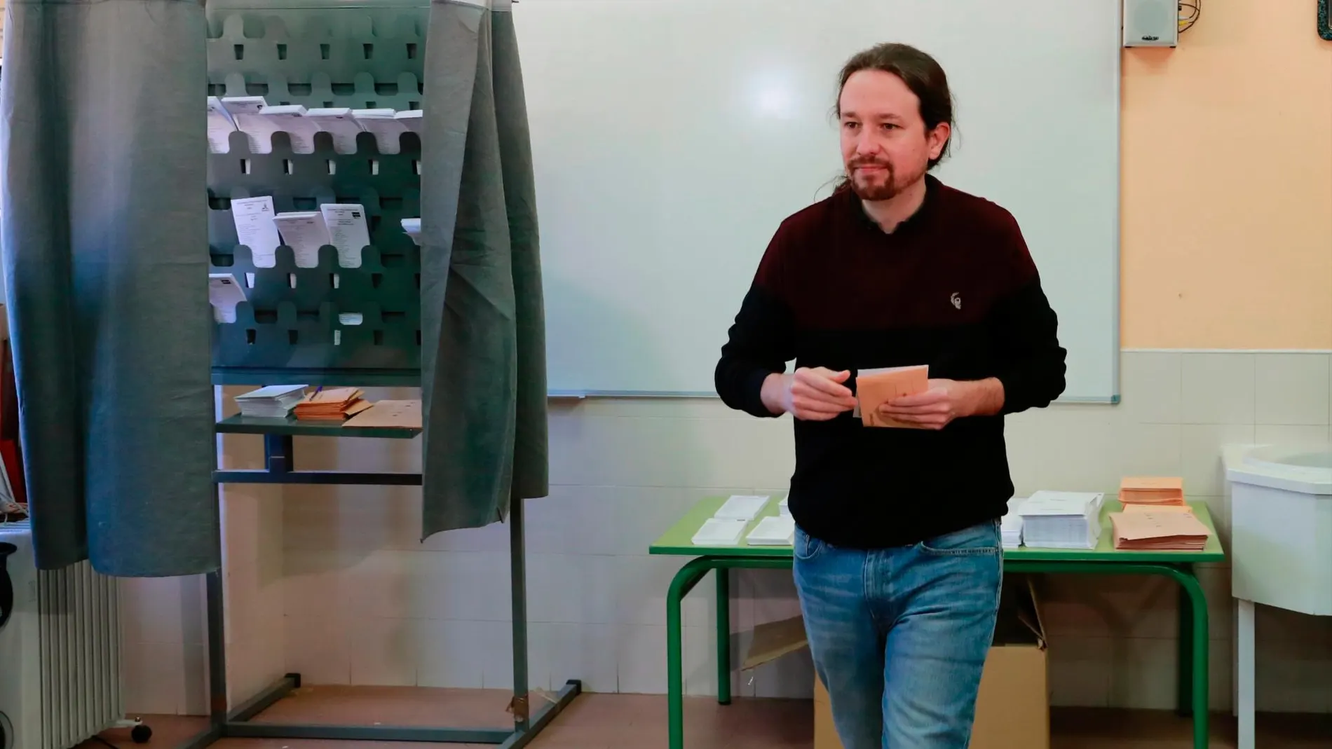 El líder de Podemos, Pablo Iglesias, se dirige a votar en el colegio Público de La Navata