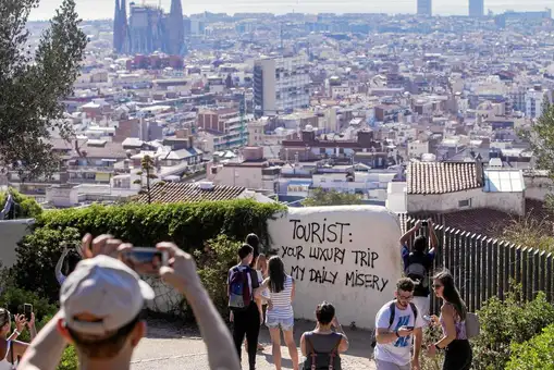 Colau limita la afluencia de turistas en el centro de Barcelona