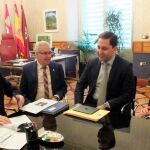 El presidente de la Diputación de Segovia, Francisco Vázquez, tras firmar el acuerdo con Rodolfo del Prado, José María Chaparro, Elena Horcajo y Gregorio Domingo