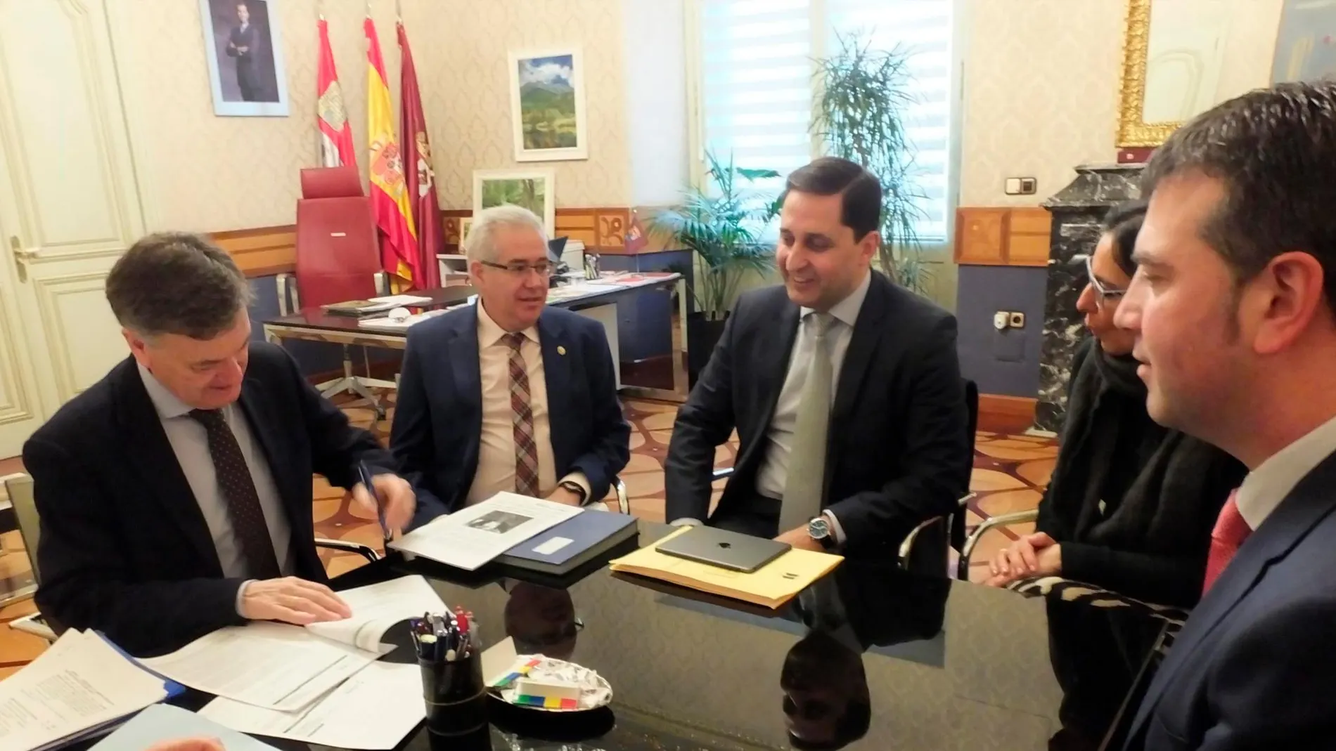 El presidente de la Diputación de Segovia, Francisco Vázquez, tras firmar el acuerdo con Rodolfo del Prado, José María Chaparro, Elena Horcajo y Gregorio Domingo