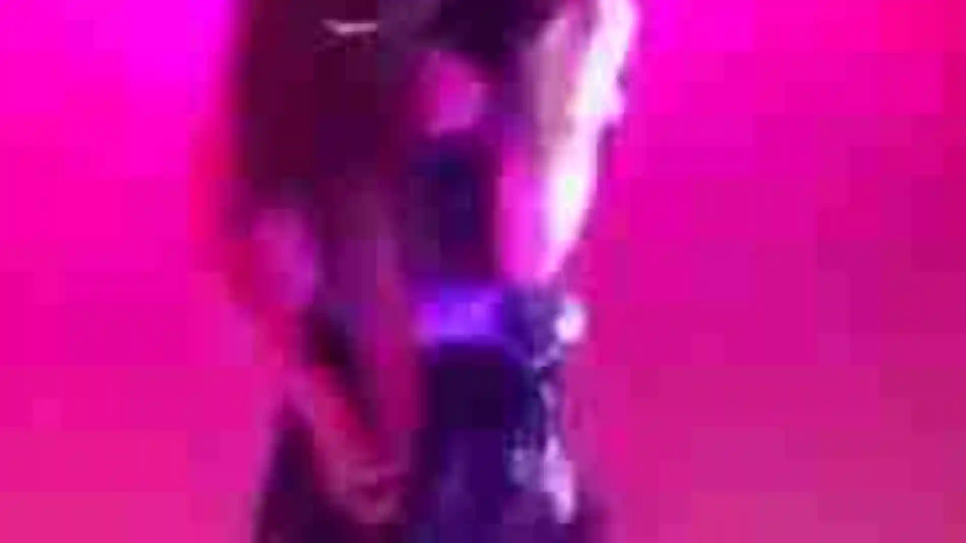 La cantante Thalía se lanza al público en un concierto y le bajan la cremallera del vestido