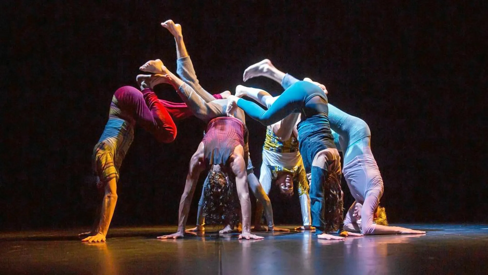 La compañía Zoo de Thomas Hauert interpretará este fin de semana la obra «Inaudible» en que los bailarines exploran los límites del movimiento a partir de líneas de música que ellos interpretan