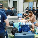 La portavoz de Hogar Social Madrid, Melisa Ruiz, organizó tras el desalojo una sentada en Cibeles «hasta que el Ayuntamiento y Carmena les ofrezcan una alternativa habitacional»