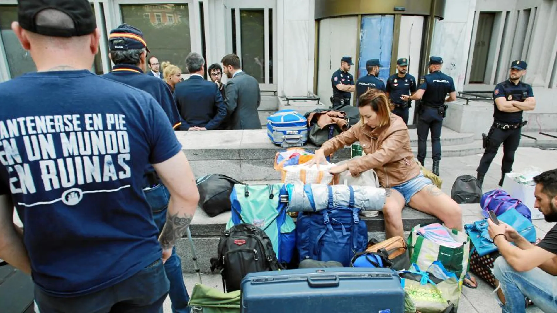 La portavoz de Hogar Social Madrid, Melisa Ruiz, organizó tras el desalojo una sentada en Cibeles «hasta que el Ayuntamiento y Carmena les ofrezcan una alternativa habitacional»