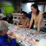Natalia Briongos, gerente de Asovica, durante uno de los talleres ocupaciones que se desarrollan en esta entidad social cada día