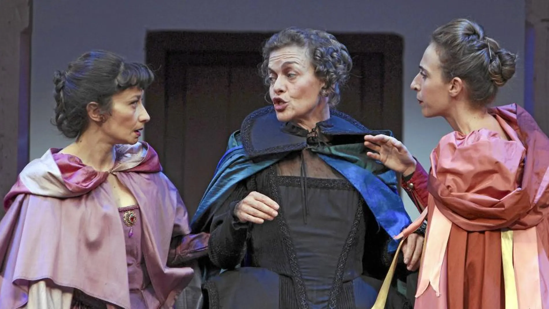 Natalia Hernández (a la izqda), Nuria González (en el centro) y Marta Aledo interpretan a Feliciana, Teodora y Luisa