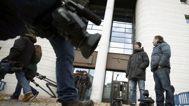 Un gran número de medios de comunicación se han acreditado para cubrir hoy el inicio del juicio en el Tribunal Superior de Justicia de Navarra contra cinco jóvenes acusados de una supuestamente violar a una joven de 18 años en los sanfermines del 2016.