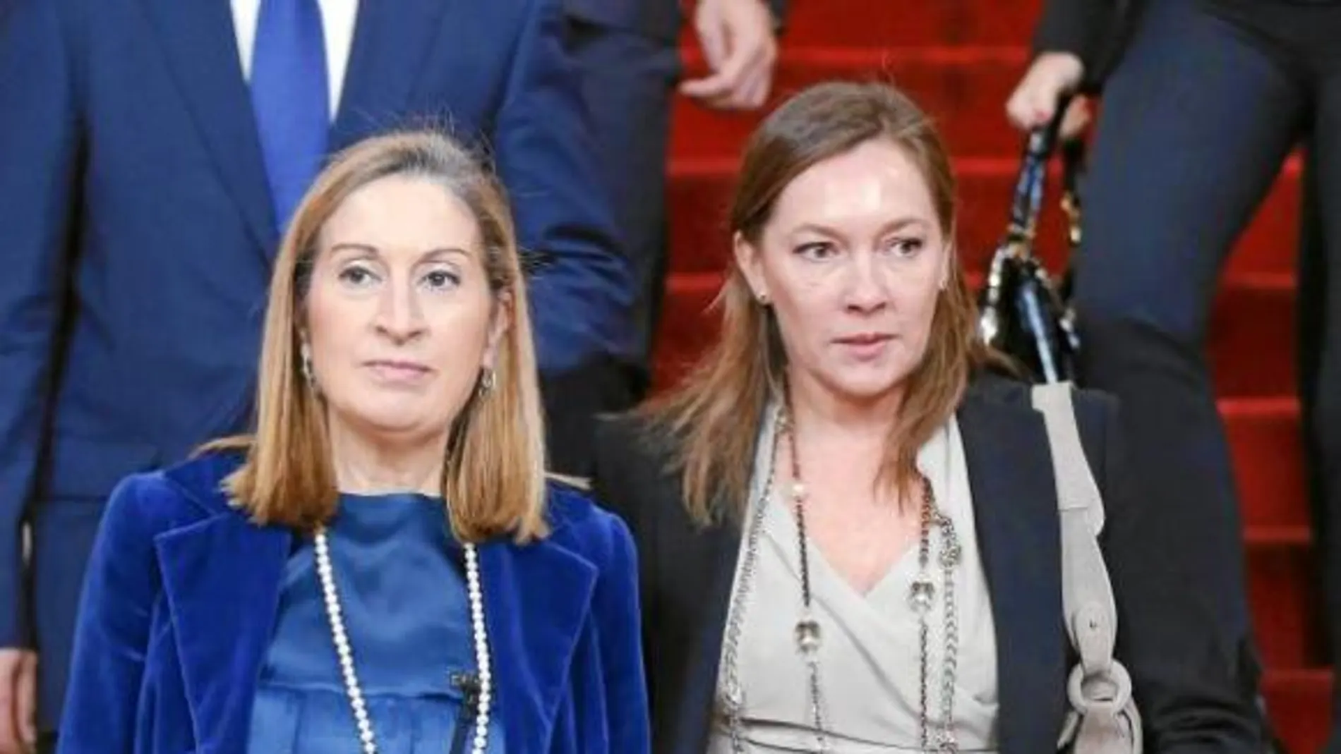 lvira Fernández, esposa del presidente, con Ana Pastor ayer en la toma de posesión de Feijóo