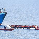 Inmigrantes tras ser rescatados en las costas de Libia por la ONG Jugend Rettel, el pasado 18 de junio