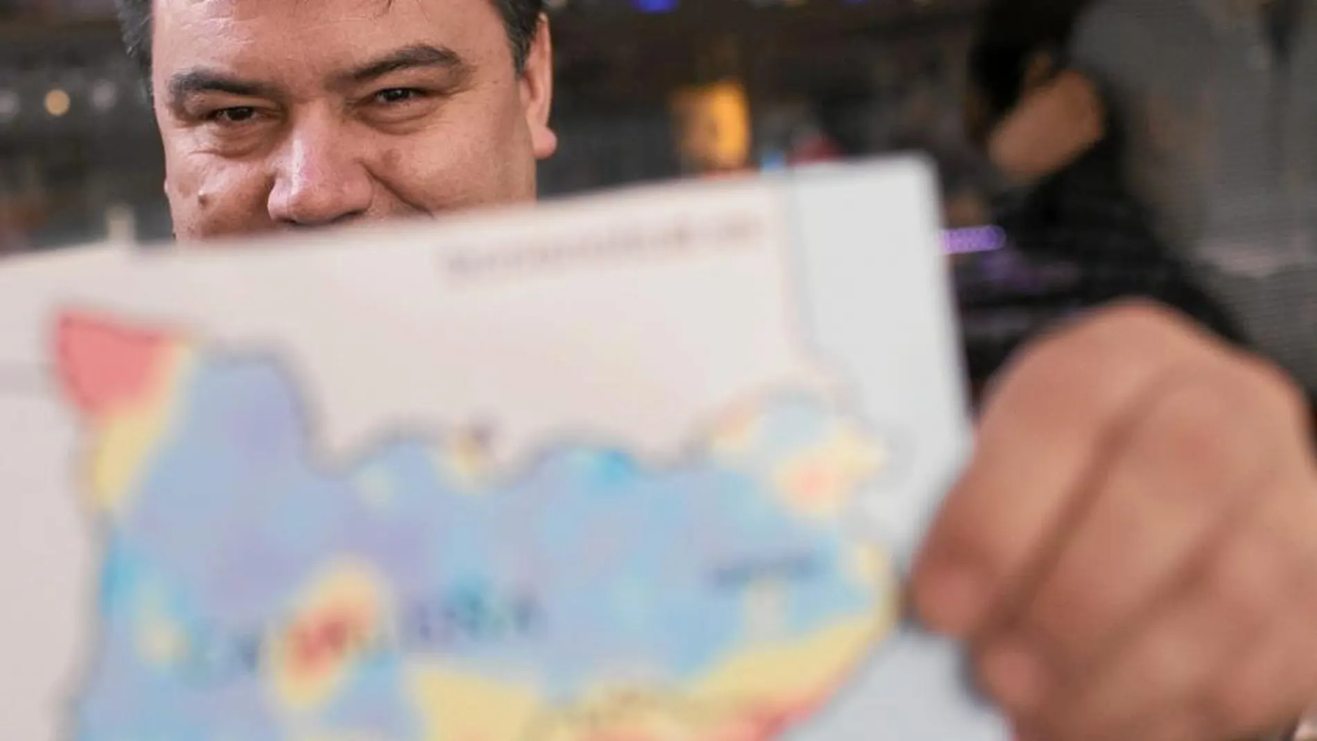 Julio, mostrando un mapa de Cataluña y Tabarnia