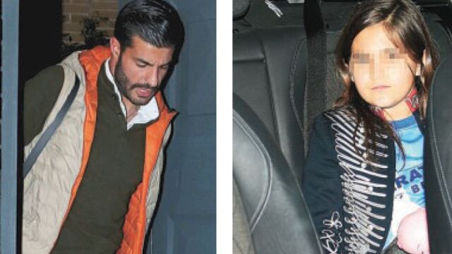 Miguel Torres, saliendo de la casa donde se organizó el encuentro con Paula y la hija de ésta, con la camiseta blanquiazul