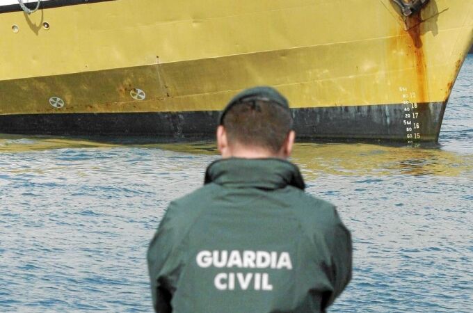 Un guardia civil en la playa de Algeciras, donde se ha disparado la criminalidad