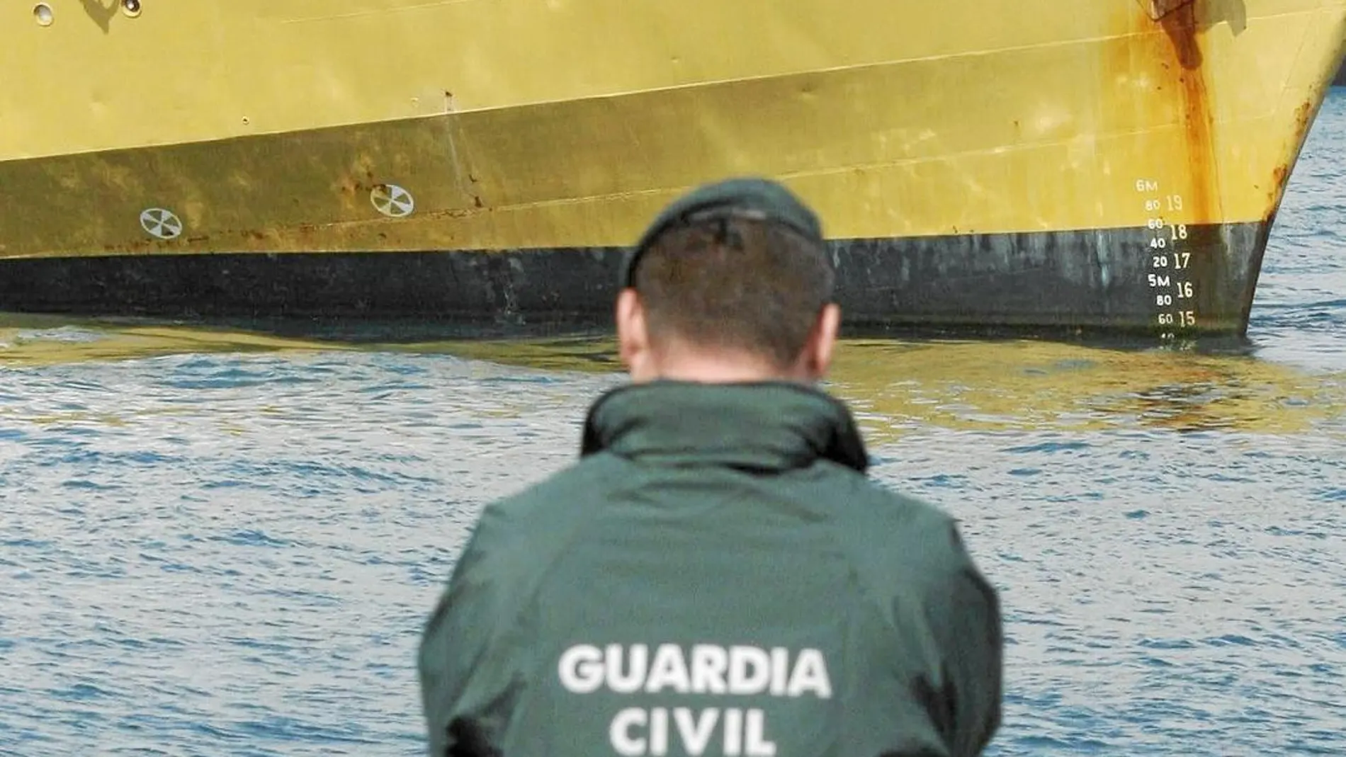 Un guardia civil en la playa de Algeciras, donde se ha disparado la criminalidad