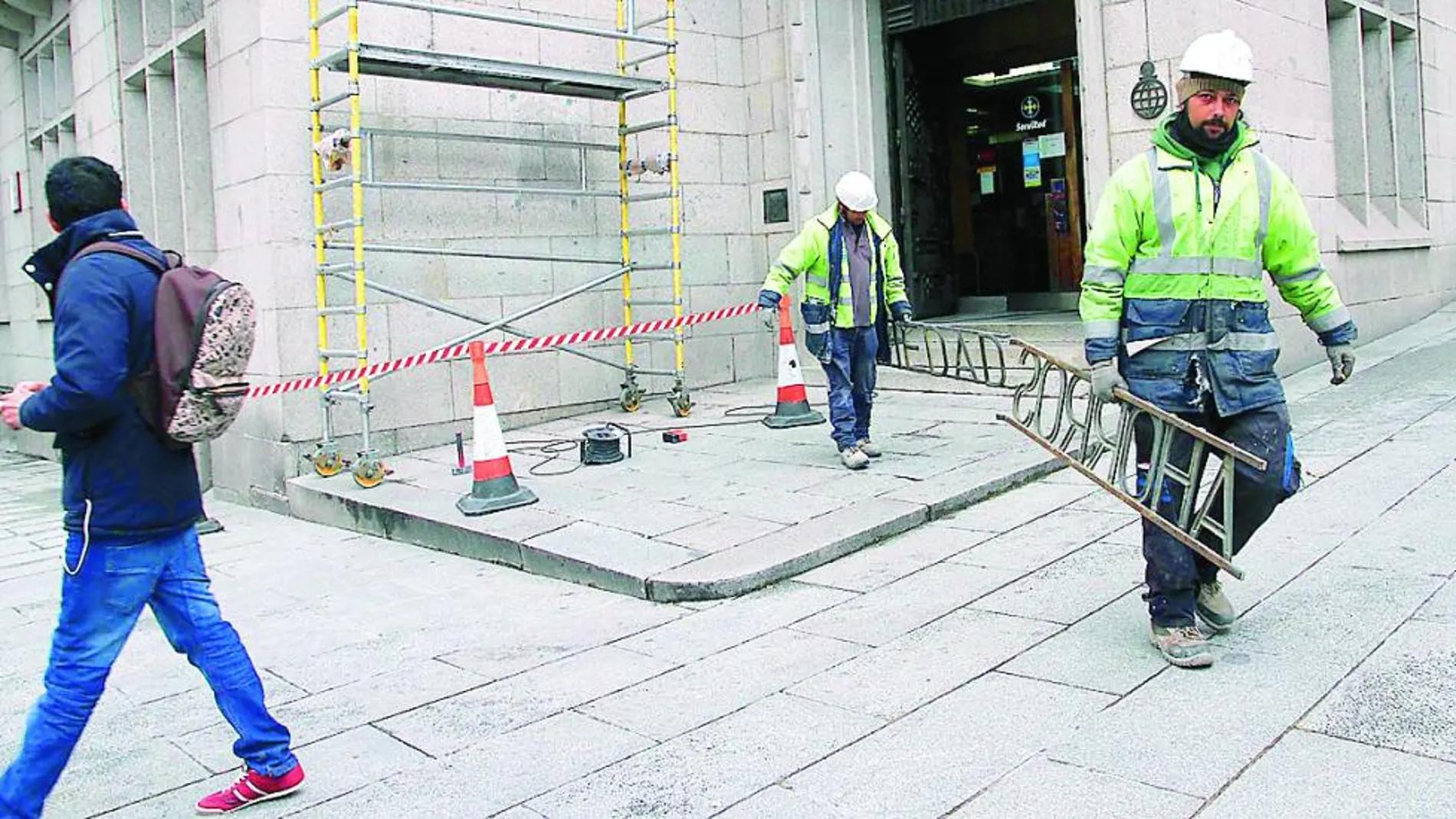 Retirada de las antiguas letras de Caja Segovia en su sede Central para poner Bankia
