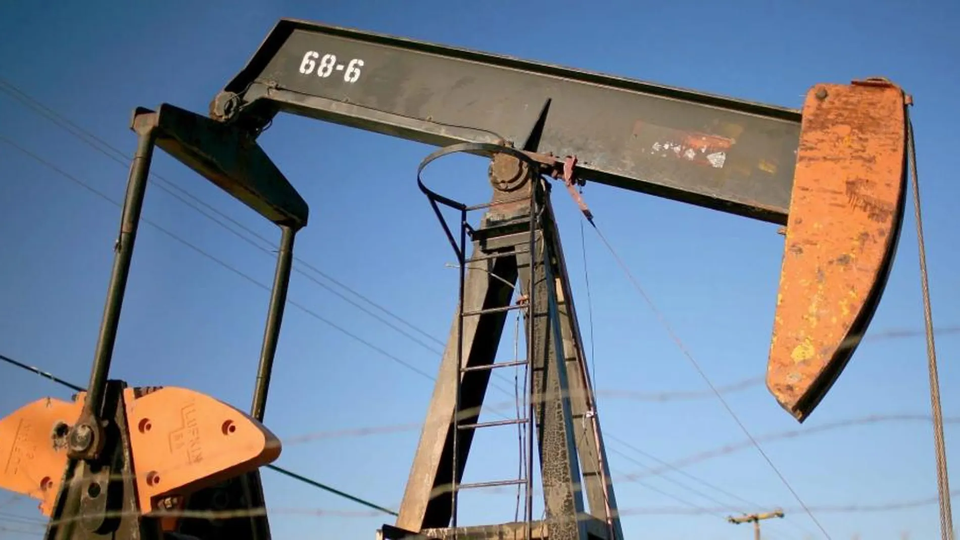 Pozo petrolífero cerca de la ciudad de Taft, California