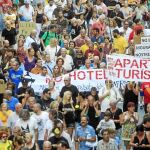 Manifestación en la Barceloneta para denunciar la proliferación de pisos turísticos ilegales