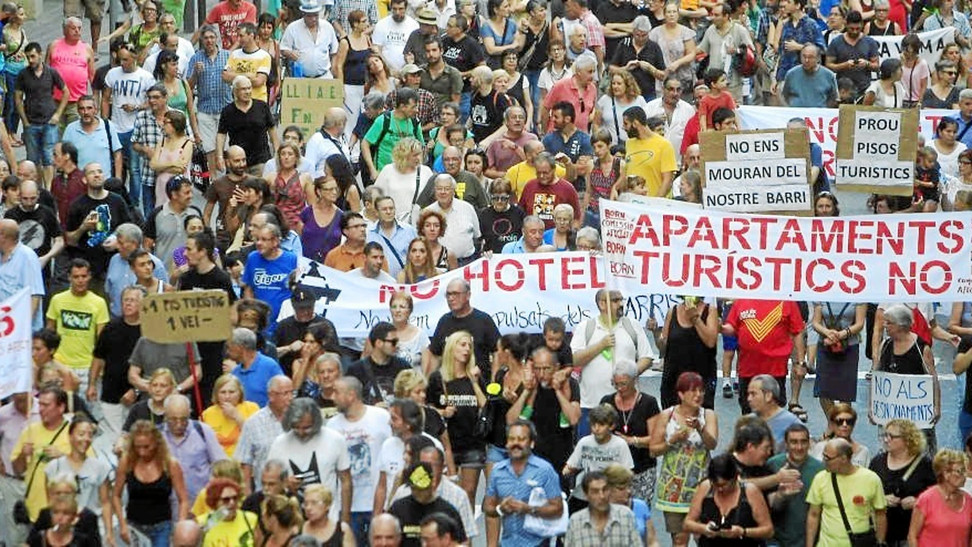 Manifestación en la Barceloneta para denunciar la proliferación de pisos turísticos ilegales