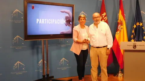 La consejera Noelia Arroyo ayer junto al conseller de Transparencia Manuel Alcaraz