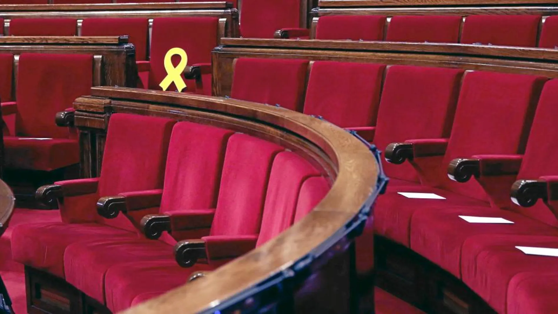 Los lazos amarillos estuvieron presentes ayer en la constitución del Parlament