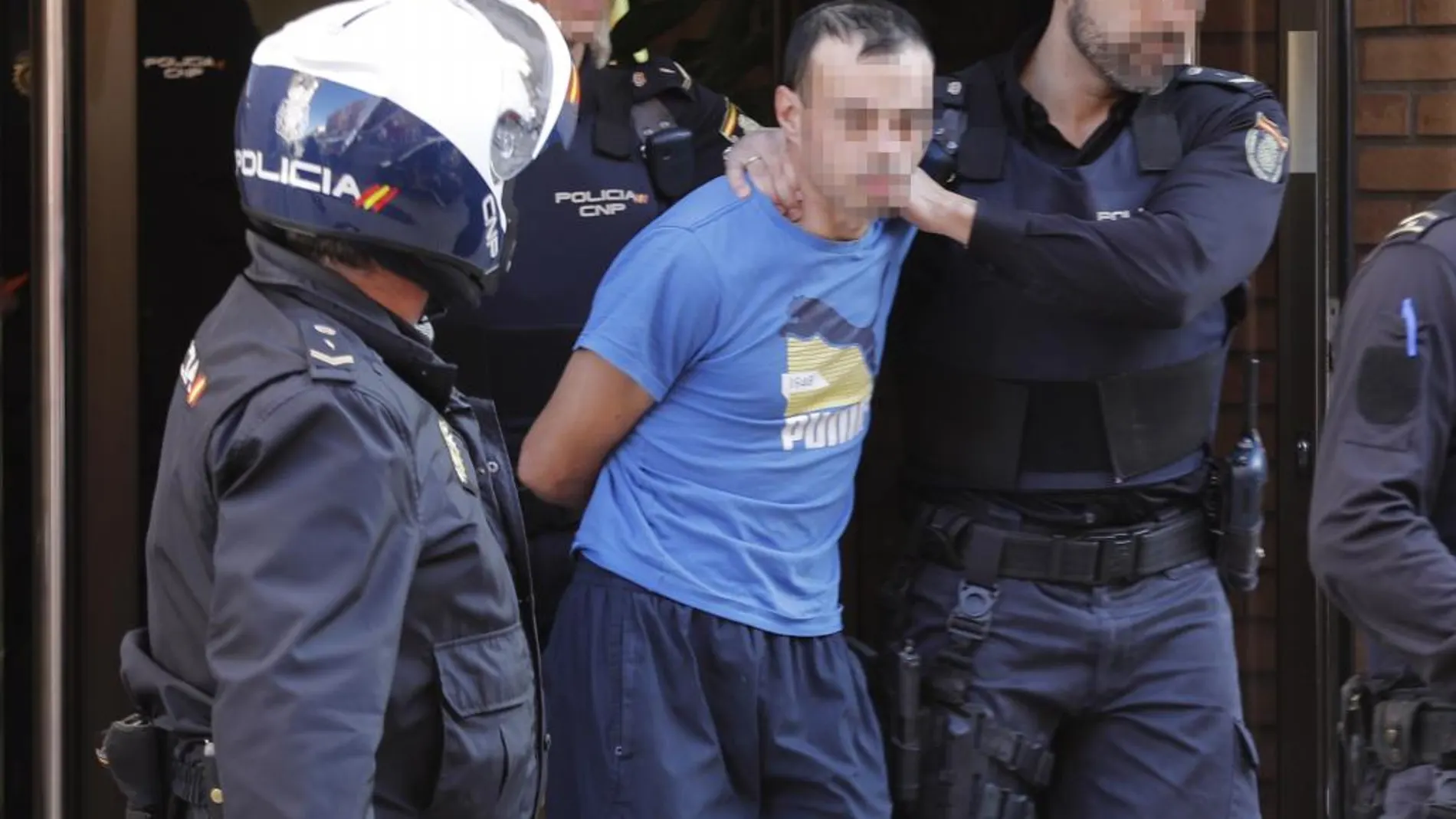 El hombre de 28 años y nacionalidad rumana es detenido ayer por la Policía Nacional en Alzira (Valencia)