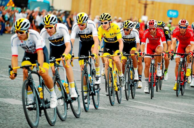 Los ciclistas del Sky arropan a Thomas en la última etapa del Tour de 2018