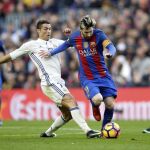 Messi disputa un balón en presencia de Cristiano Ronaldo