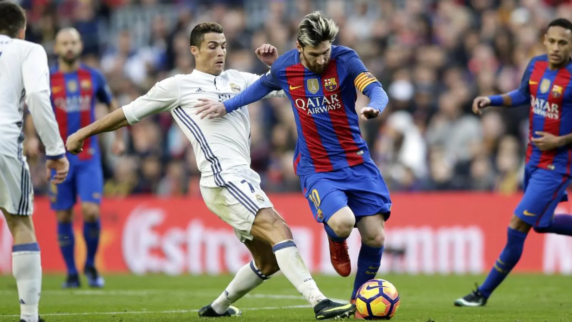 Messi disputa un balón en presencia de Cristiano Ronaldo