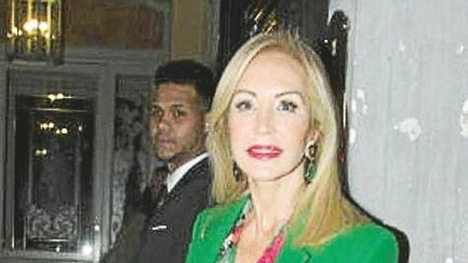 Carmen Lomana en un portal en el cumpleaños de Eugenia Martínez de Irujo