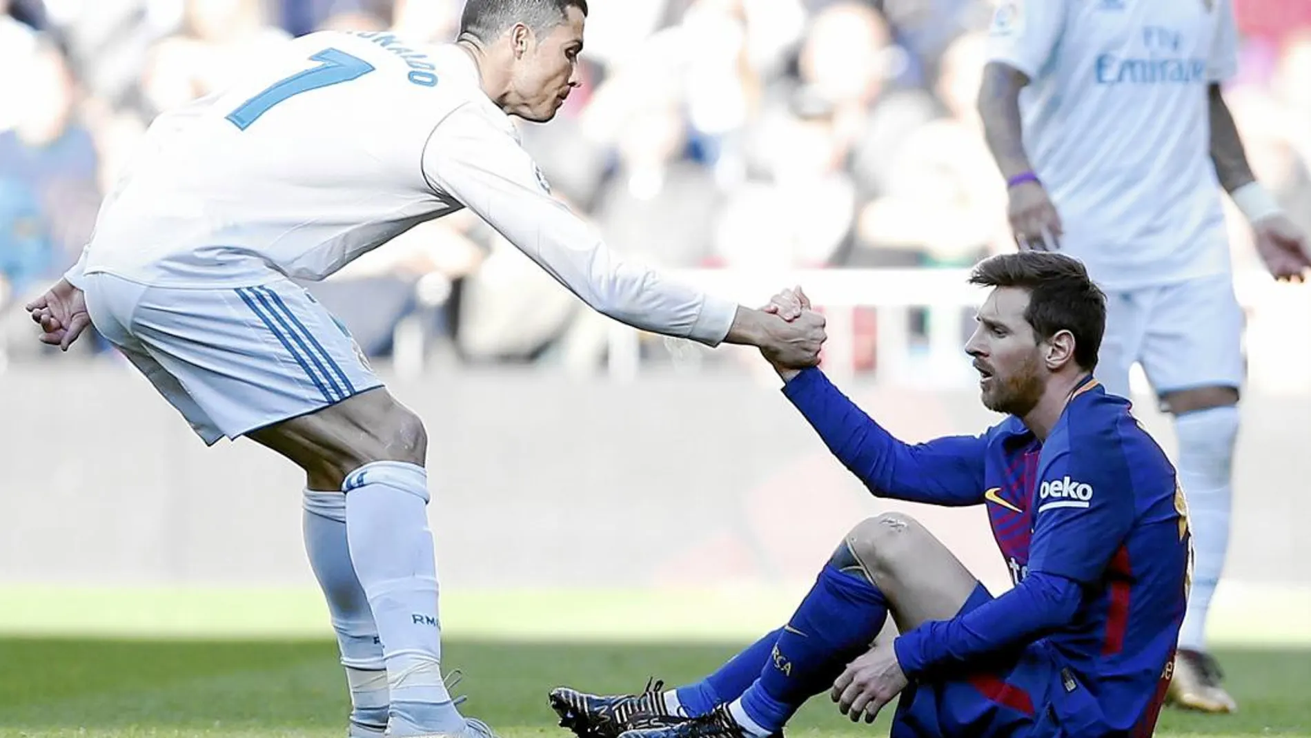 Cristiano ayuda a Messi a levantarse durante un Clásico