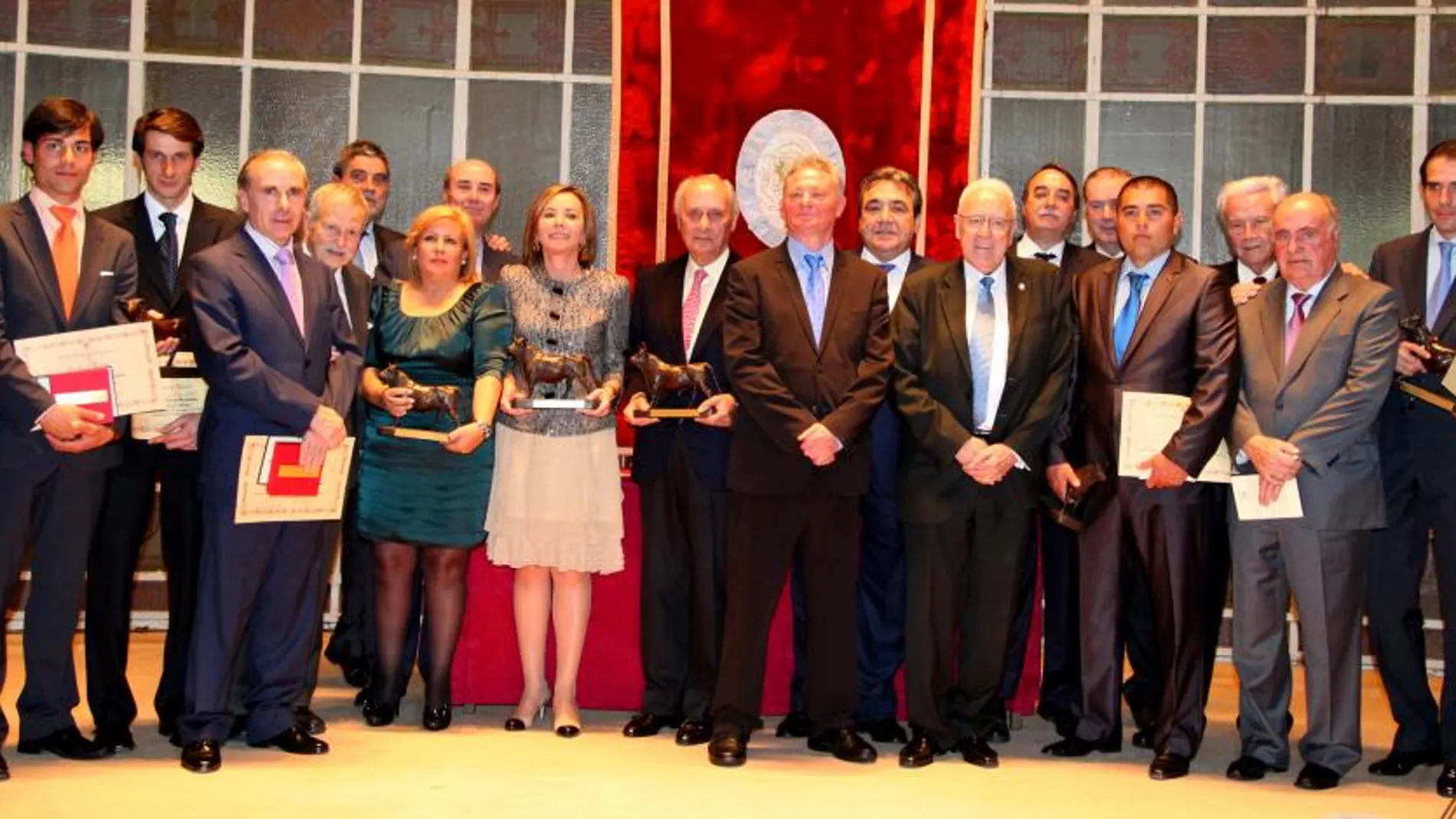 Todos los premiados junto a miembros de la junta directiva del Casino
