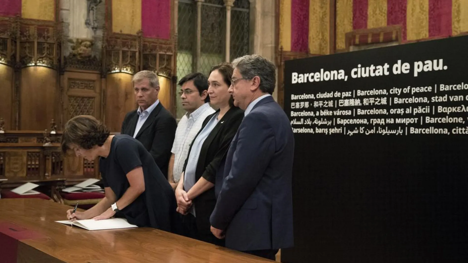 La vicepresidenta del Gobierno, Soraya Sáenz de Santamaría firma en el libro de condolencias