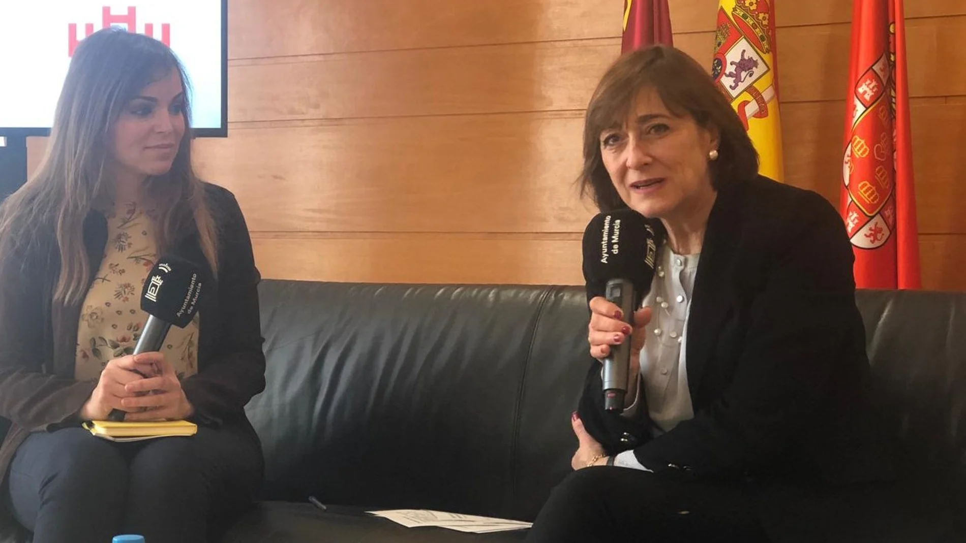 La concejala de Infraestructuras, Obras y Servicios Públicos, Rebeca Pérez (i), junto a la psicóloga y profesora asociada en la Universidad de Murcia, Ana Sánchez (d), alertaron ayer del auge de la adicción de los jóvenes a la tecnología