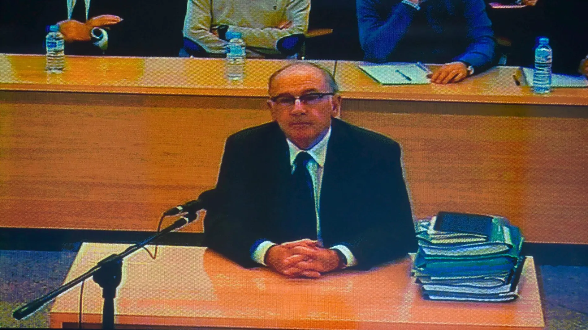Imagen del monitor de la sala de prensa de la Audiencia Nacional de Rodrigo Rato durante el juicio.