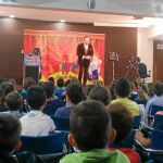 El mago y pedagogo británico Cliff introduce a los escolares la lengua inglesa en su espectáculo
