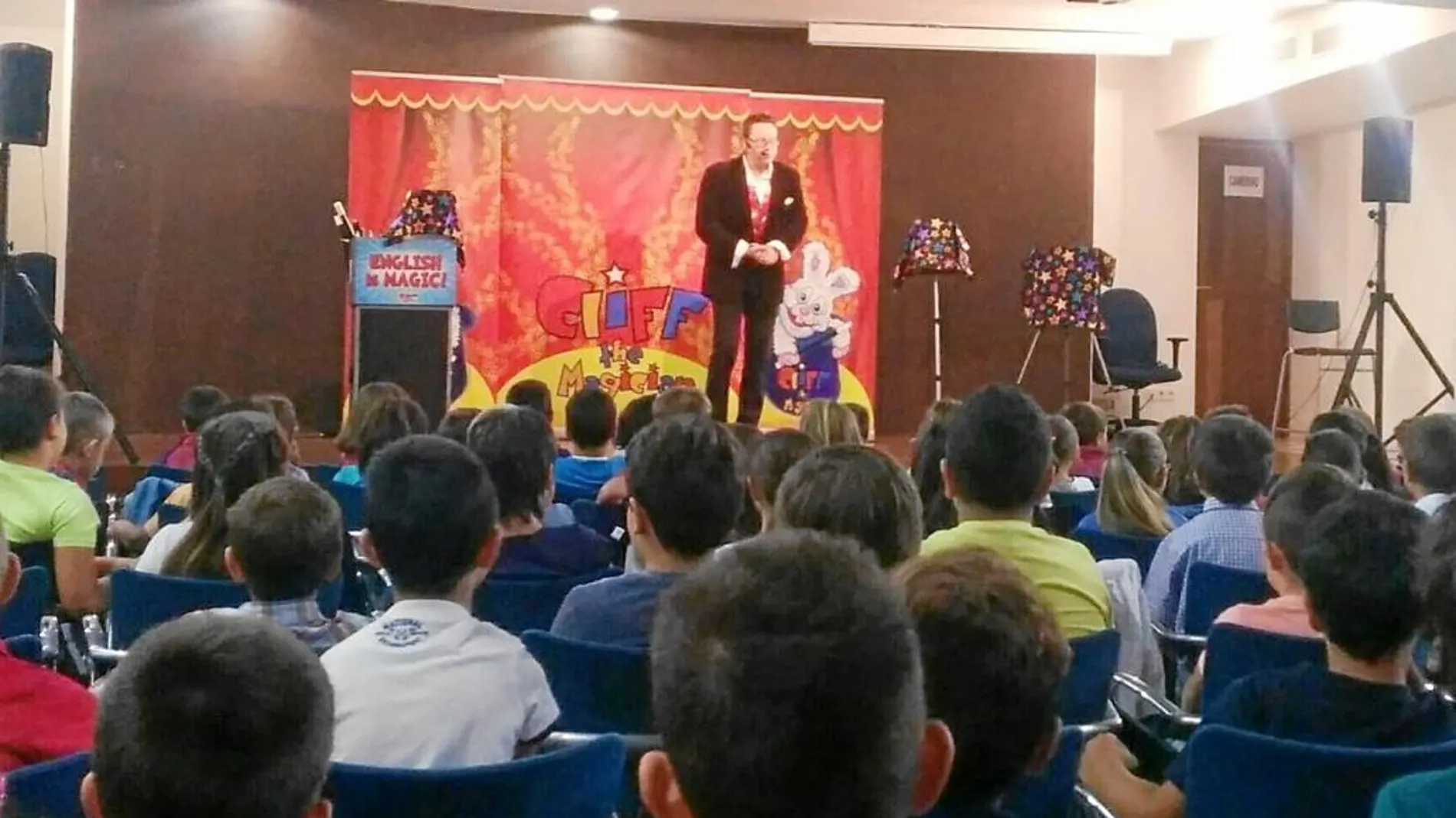El mago y pedagogo británico Cliff introduce a los escolares la lengua inglesa en su espectáculo