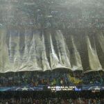 Imagen de la pancarta desplegada en el Camp Nou en la que se podía leer “Diálogo, Respeto, Deporte”.REUTERS/Albert Gea