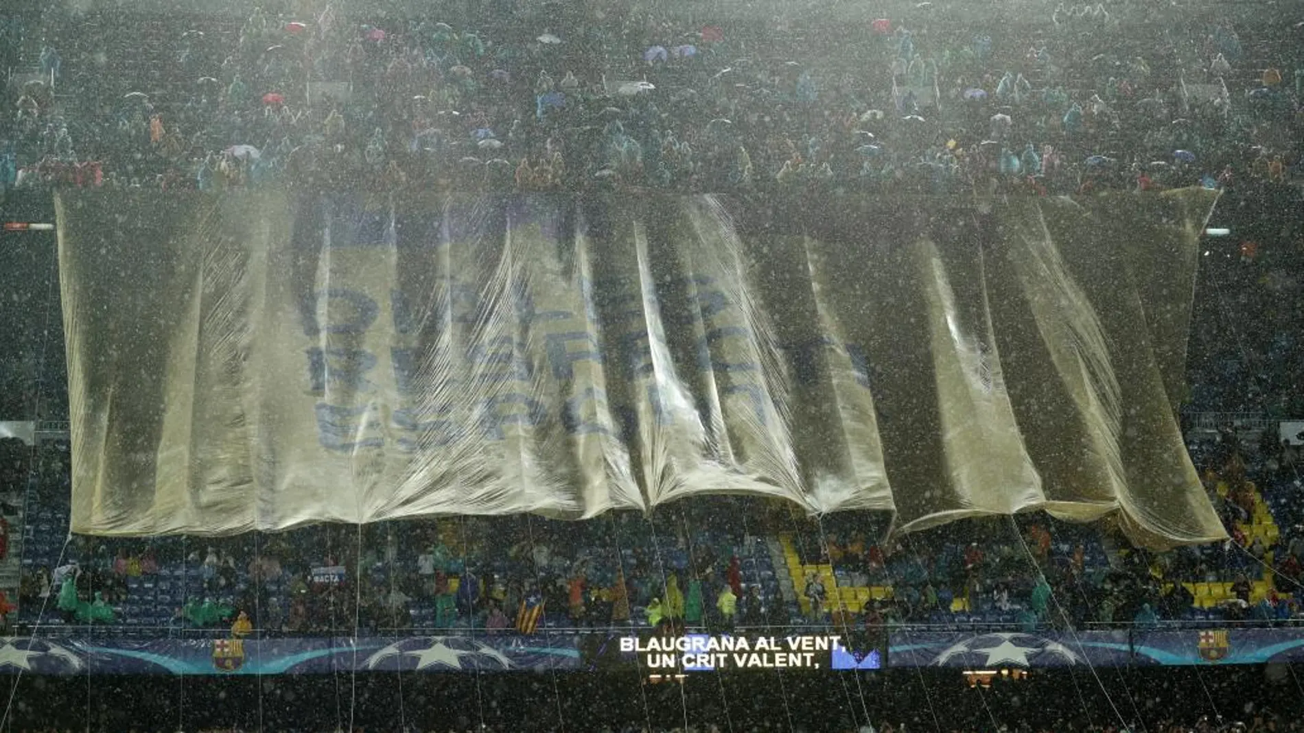 Imagen de la pancarta desplegada en el Camp Nou en la que se podía leer “Diálogo, Respeto, Deporte”.REUTERS/Albert Gea
