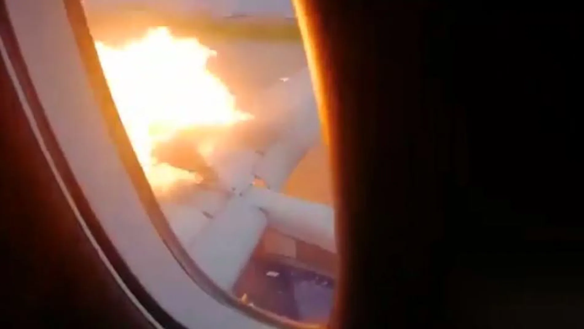 Un pasajero grabó el fuego desde el interior del avión/Atlas
