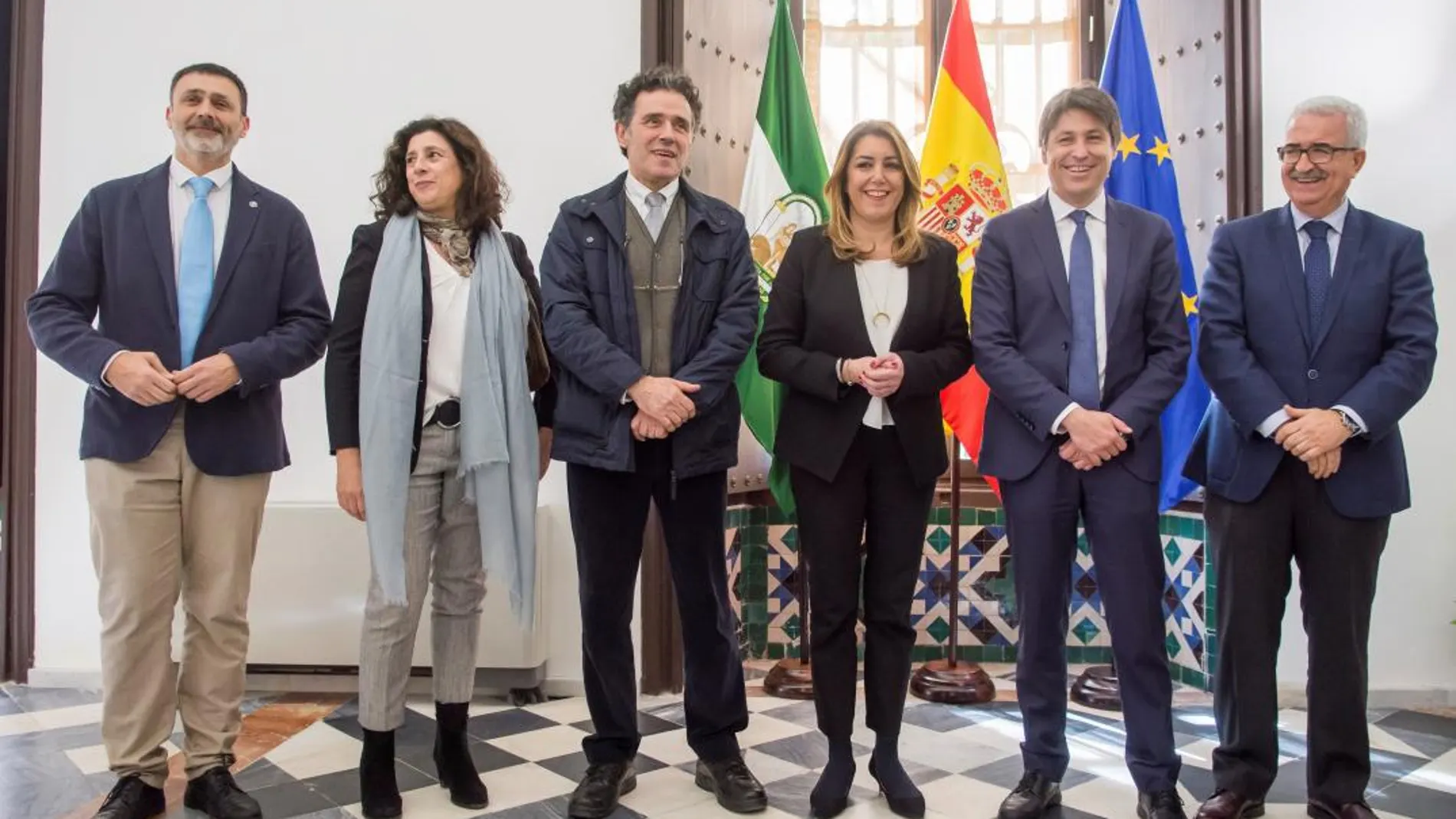 El presidente de Societat Civil Catalana, José Rosiñol (2d), y los vicepresidentes de la entidad, Óscar Uceda (i), Álex Ramos (3i) y Miriam Tey (2i)