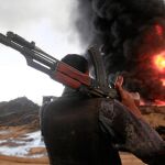 ENTRE LLAMAS. Un soldado contempla en Irak cómo arde un pozo de petróleo. El Estado Islámico provocó el incendio este año