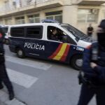 Una furgoneta de la Policía Nacional junto a los Mossos
